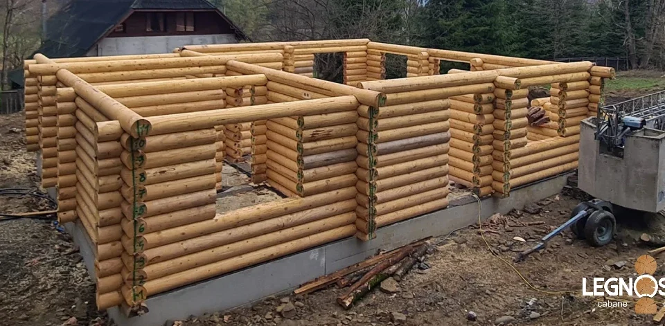 casa din lemn in constructie